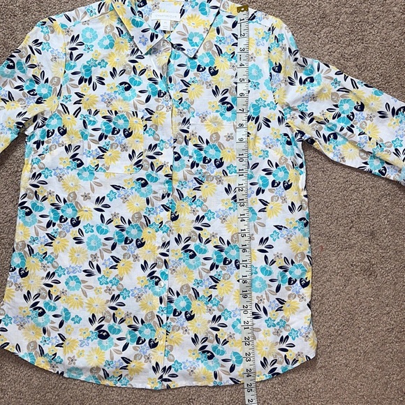 Charter Club woman’s floral button up top. Two front pockets.  Sleeves roll up. - Picture 6 of 13